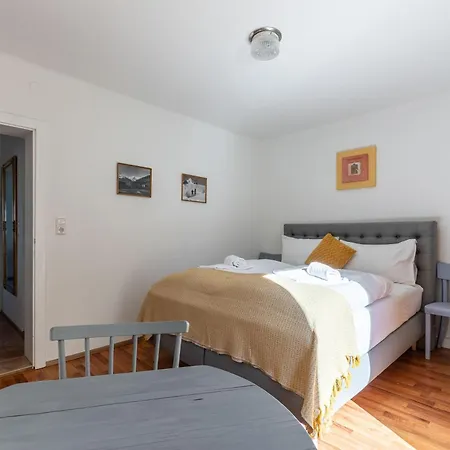 Lovely Rita, 아파트 *